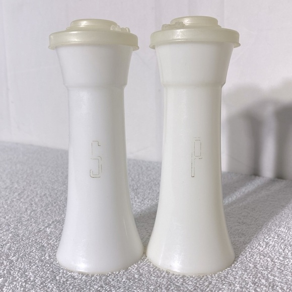 Vintage Tupperware Large White Salt & Pepper Shakers - Picture 1 of 12